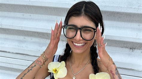 mia kahlifa porno|Mia Khalifa Porn Videos 